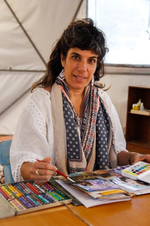 ויקי, בסטודיו עם מחברת וחומרי יצירה