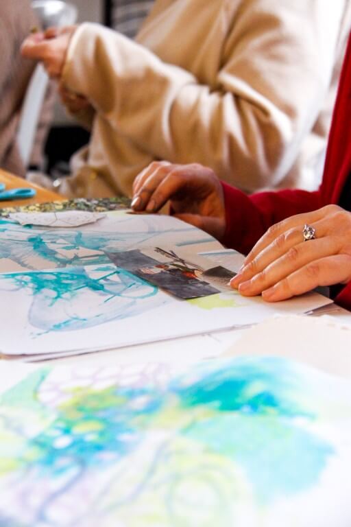 ידיים של אישה שמות תמונה על גבי המחברת